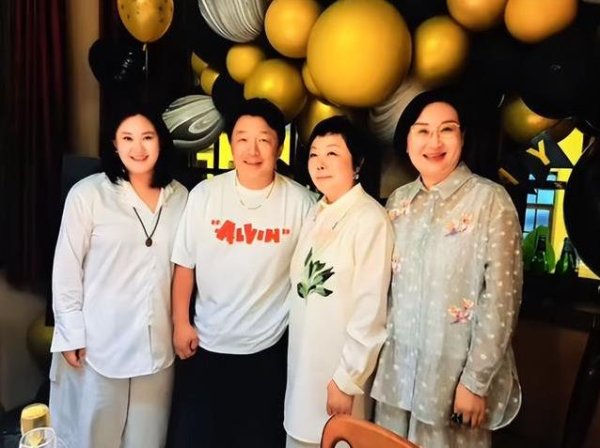 启兴网 黄渤老家陪姐姐黄洮过生日，亿万女老板贵气十足，蛋糕鲜花藏惊喜